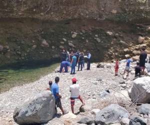 Personal de Medicina Forense y de la Policía Nacional arribaron hasta el Río Colorado para levantar el cadáver. De momento, se maneja como muerte indeterminada.
