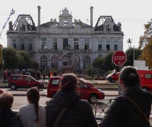 Los vecinos de Limoges, ciudad de 130.000 habitantes del centro de Francia, viven con desolación la destrucción de su Ayuntamiento anoche, tras el fuego originado por encapuchados durante las protestas masivas contra el encarecimiento del coste de la vida, que se sucedieron el sábado por todo el país.
