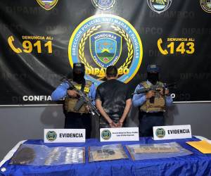 Alias El Chore tras ser arrestado, junto a la evidencia que le fue decomisada por la Dipampco.