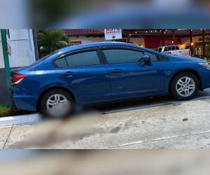 El vehículo fue estacionado alrededor de las 6:00 de la tarde del sábado en una gasolinera del anillo periférico. Durante la madrugada, un guardia notó que salía sangre por una de sus puertas y alertó a las autoridades.