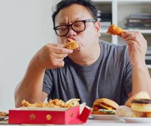 Pelar y cortar los alimentos justo antes de cocinarlos evita la oxidación y ayuda a mantener intactas sus propiedades nutritivas.