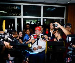 El alcalde de la capital, Jorge Aldana luego de presentar el recurso de amparo en la Sala Constitucional de Corte Suprema de Justicia (CSJ).