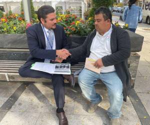 Momento en que el designado Javier Bu conversó con Juan Flores, líder de la comunidad hondureña en EEUU.