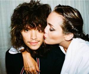 La historia reciente de Miley Cyrus en el terreno amoroso se ha tejido con una reserva poco habitual en la trayectoria de la exchica Disney. Desde 2021 ha compartido su vida con Maxx Morando, vínculo que progresó en silencio hasta confirmarse su compromiso. Esto sabemos del futuro esposo de Cyrus.