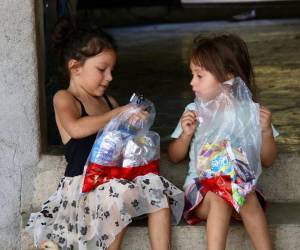 Una bolsa llena de dulces y golosinas alegró el corazón de estos pequeñines, que también merecen celebrar el Día del Niño.