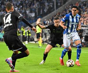Luis Palma estuvo todo el partido con el Lech Poznań contra el Leverkusen.