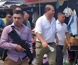 El video que originó la controversia muestra a Aplicano caminando por un concurrido mercado de Choluteca rodeado por varios agentes de seguridad.