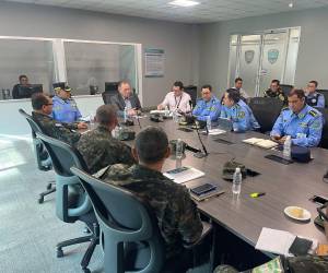 Las autoridades de seguridad encabezadas por el ministro Gerzon Velásquez, se reunieron para fortalecer la planificación operativa y enfrentar la criminalidad organizada en el territorio nacional.