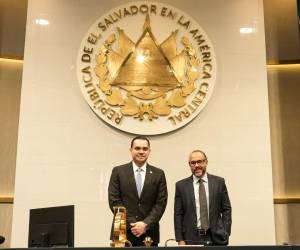 Tomás Zambrano, presidente del Congreso Nacional de Honduras y Ernesto Castro, presidente de la Asamblea Legislativa de El Salvador, en su encuentro formal.