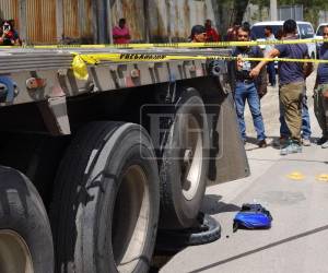 Los accidentes de tránsito continúan cobrando vidas en Honduras. Esta vez, la víctima fue un motociclista que murió tras quedar atrapado bajo el pesado vehículo en la vuelta del Cura, en Choloma, Cortés.
