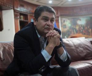 La decisión de un juez natural de suspender temporalmente la orden de captura y la alerta internacional contra el expresidente Juan Orlando Hernández ha abierto una nueva etapa en el proceso judicial que enfrenta en Honduras por los delitos de fraude y lavado de activos vinculados al denominado caso Pandora II.