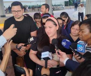Los médicos a los que se les debe el pago de salario desde enero llegaron a los bajos del Congreso Nacional este martes para solicitar que los diputados les ayuden a solventar el problema.