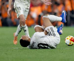 Mbappé se lamenta tras recibir una dura falta de Frenkie De Jong.