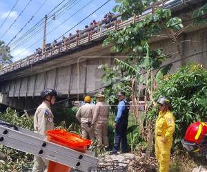 Pobladores observaban desde la parte alta del puente la operación de rescate del cadáver encontrado bajo la infraestructura.