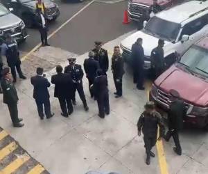 La cúpula militar llegó al hemiciclo, al igual que el ministro de Defensa, Roosevelt Hernández, para reunirse con la comisión permanente dirigida por Luis Redondo.