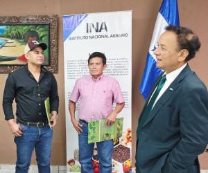 El ministro-director del Instituto Nacional Agrario (INA) entregó los títulos de propiedad a los productores de palma del departamento de Yoro.