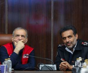 Fotografía difundida este lunes por la agencia de noticias iraní Tasnim que muestra al presidente de Irán, Masoud Pezeshkian (i), durante una visita a una estación de bomberos.