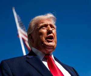 El presidente estadounidense Donald Trump habla con los medios de comunicación antes de partir de la Casa Blanca rumbo a Miami, Florida, en Washington, D.C., EE. UU., 11 de abril de 2026.