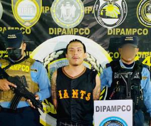 Bayron Josué Sánchez, alias Bugy Boy, detenido por agentes de dos unidades de la Policía Nacional (PN).