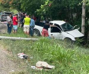 Pasajeros que lograron salir con vida están intentando sacar a las personas que quedaron atrapadas tras el volcamiento del autobús.