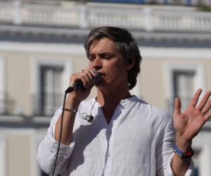 El cantante Carlos Baute se pronunció tras la controversia por cánticos en un acto en Madrid y pidió disculpas.