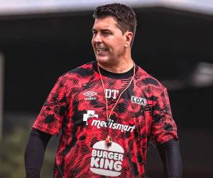 Bryan Ruíz o el ex Real España, Javier Sheriff Delgado, son opciones para ser el DT Interino de Alajuelense.