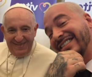 J Balvin presumió en sus redes sociales la selfie que se tomó con el Papa.