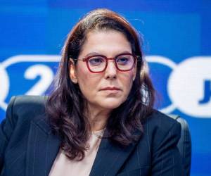 Hoy, por voluntad del rey Mohamed VI, es la primera mujer encargada de presidir un Gobierno en la historia de Marruecos. A sus 50 años y tras el triunfo de su partido, Autenticidad y Modernidad (PAM), en las elecciones del día 23, Mansouri recibió hoy el encargo del monarca de formar el nuevo Gobierno de Marruecos.