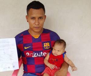 El hondureño junto a su hijo y la partida de nacimiento que confirma su nombre.