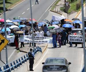 Personal médico protestó este martes en el bulevar Fuerzas Armadas, a la altura del Colegio Médico de Honduras (CMH), para exigir respuestas al Gobierno ante la crisis que enfrenta el sistema de salud.