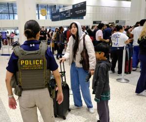 Un integrante del Servicio de Inmigración y Control de Aduanas (ICE) custodian en el Aeropuerto Intercontinental George Bush en Houston.