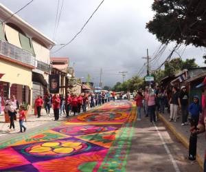 Los preparativos para la elaboración de las tradicionales alfombras de aserrín de Semana Santa ya iniciaron en Santa Lucía, donde voluntarios trabajan en el teñido del aserrín que dará color a los tapetes.