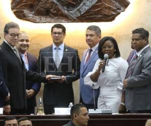 Momento en que Arístides Mejía hace su declaración jurada en el cargo.