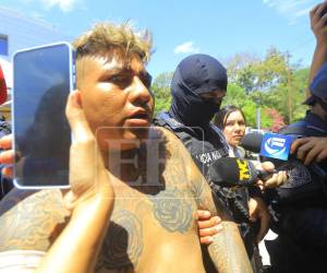 Con el brazo vendado a causa de un rozón de bala que le fue propinado durante el operativo para capturarlo, llegó a las instalaciones de la Dirección Policial de Investigaciones (DPI) Kleivin Emilson Orellana, supuesto líder de la banda criminal La Kleivona. Aquí los detalles