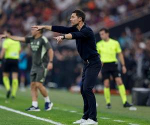 Xabi Alonso dando instrucciones a sus jugadores.