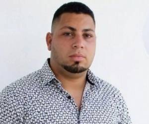 Según las autoridades, la rastra no logró tomar la curva debido a la alta velocidad, lo que provocó que invadiera el carril contrario.