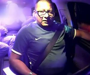 Momento en que autoridades realizan la inspección del vehículo donde el conductor perdió la vida.