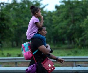 Niña migrante se dirige en caravana rumbo a Estados Unidos.