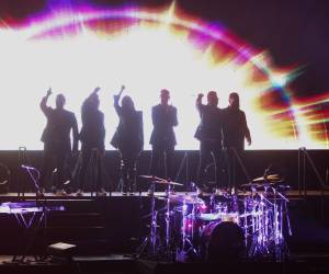 La banda mexicana Matute ofreció un espectáculo de casi tres horas en Tegucigalpa como parte de su Disco Stereo Tour, reuniendo a miles de asistentes en el Coliseum Nacional de Ingenieros en una noche marcada por un recorrido musical por los éxitos de las décadas de 1970, 1980 y 1990.