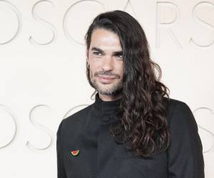 Y los palestinos están sufriendo, sin dudarlo, señaló el cineasta, que aseguró que hay que tener en nuestra conciencia ese dolor y sostenerlo un poco, ayudar a sostener ese dolor.