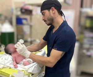 Aníbal Aryuri García López, de 36 años, era un reconocido médico que perdió la vida de manera accidental en su casa en San Pedro Sula, el pasado 5 de noviembre. Su muerte ha causado contradicciones en redes sociales, pero sobre todo consternación. Además, era hermano de un candidato a alcalde. Aquí los detalles.