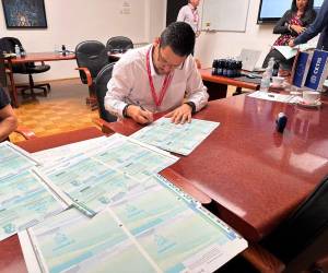 Una comitiva de tres funcionarios viajó a Eslovenia con los boletos de avión pagados por la empresa ganadora, pero supervisar la fabricación de los pasaportes.