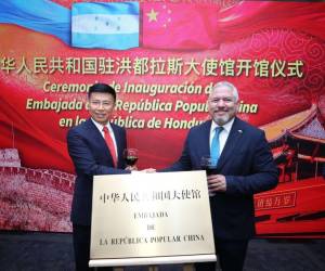 El 5 de mayo se inauguró la embajada de la República Popular China en Tegucigalpa. El encargado de negocios de la embajada China, Yu bo, junto al canciller hondureño Enrique Reina.