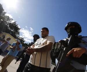 Agentes de la Dirección Policial de Investigaciones presentan a un hombre capturado en Tegucigalpa, acusado de violación, secuestro agravado y robo con violencia. El detenido posee antecedentes penales y ya había estado recluido en un centro penal antes de recuperar su libertad.