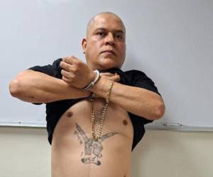 Álvaro Osiris Acosta Bustillo, conocido con los alias de Snoopy, Nike, Marvin o Fantasma, es uno de los líderes más peligrosos de la estructura criminal MS-13 y principal sospechoso de haber participado en la brutal masacre de 28 personas a bordo de un autobús en Chamelecón, San Pedro Sula, en diciembre de 2004.