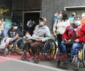 Personas en sillas de ruedas deben circular por las calles ante la falta de rampas en aceras.