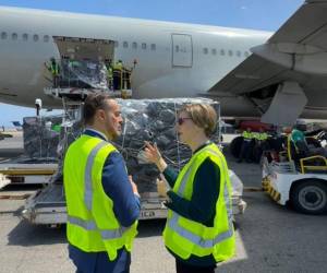 En avión fue enviado el cargamento de medicamentos.
