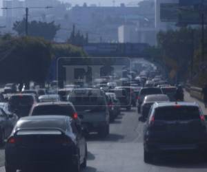 El tráfico vehicular se intensificó este día en Tegucigalpa con largas filas registradas en distintos tramos del bulevar Fuerzas Armadas.