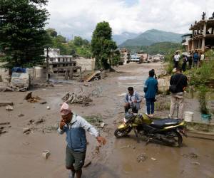 La devastadora riada que golpeó el norte de Nepal deja ya 389 muertos y más de 900 personas sin contacto.