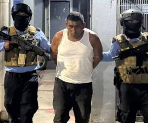 Al imputado se le acusa de porte ilegal de arma de fuego de uso prohibido, tráfico de drogas y asociación para delinquir, además de contar con una orden de captura vigente por el delito de extorsión.